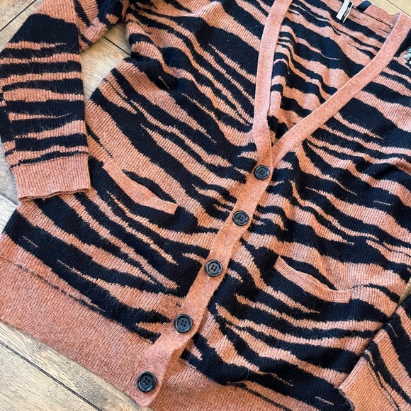 Topshop Tiger Cardigan with Spiked Shoulder Details Size 6 - Picture 5 of 10